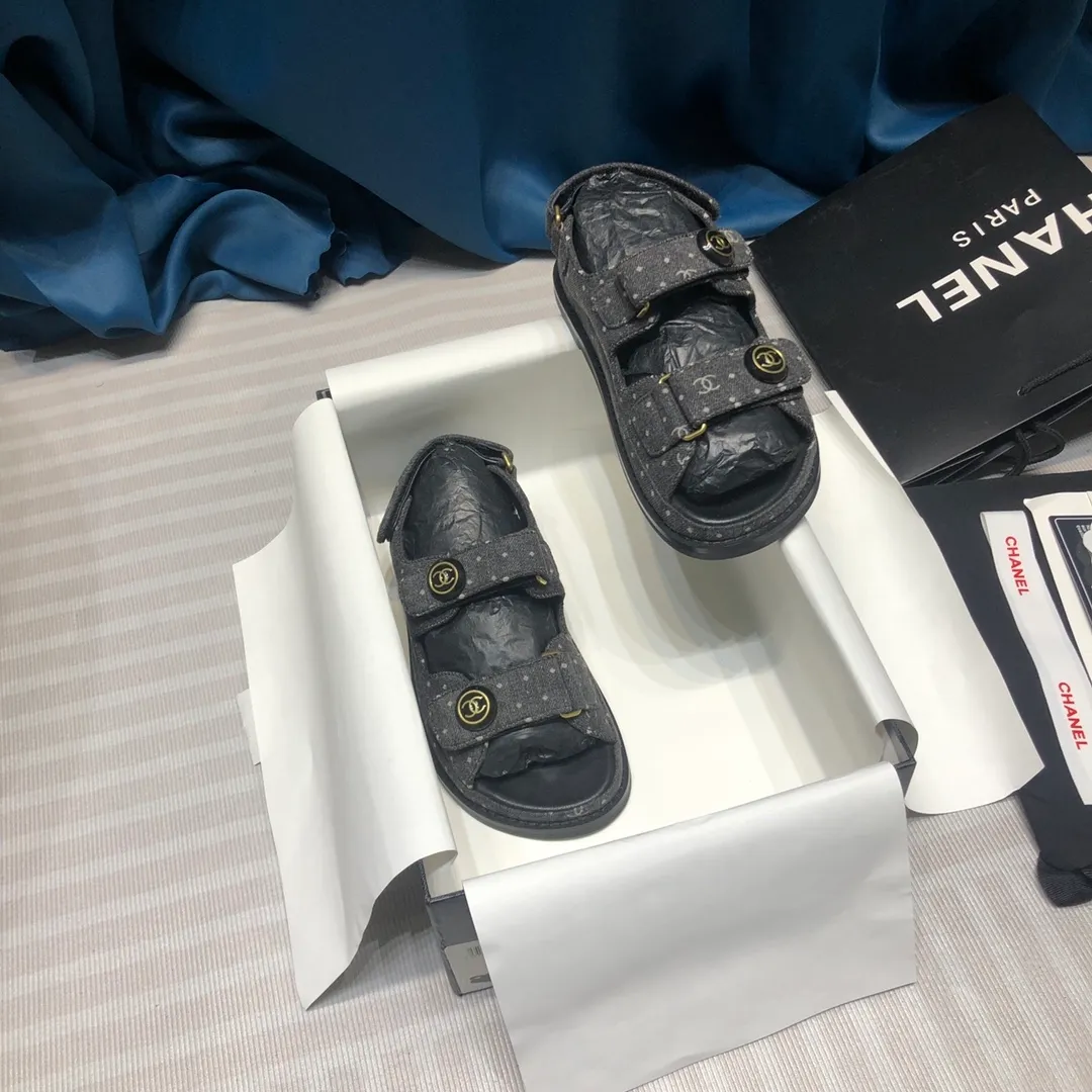 👟👟Ex-factory price 480👟👟Chanel 2025ss new Velcro sandals, top counter quality (welcome🆚comparison)💪 ⚠️As Chanel's classic shoe king, it is a hot item every summer. Once you start wearing sandals in summer, sports shoes will be relegated to the sidelines! Haha, the pattern will change a little every year, ⚠️2020 Chanel Spring and Summer New Season Double C Velcro Casual Sandals, 💯The upper adds more fashionable elements of Xiaoxiang, ⚠️Lingge electric embroidery. The upper is cowhide and the lining is sheepskin. It is comfortable and breathable to wear. It is very comfortable and versatile. ⚠️A very comfortable sandal for the feet! Size 35-40 (custom-made for 41)